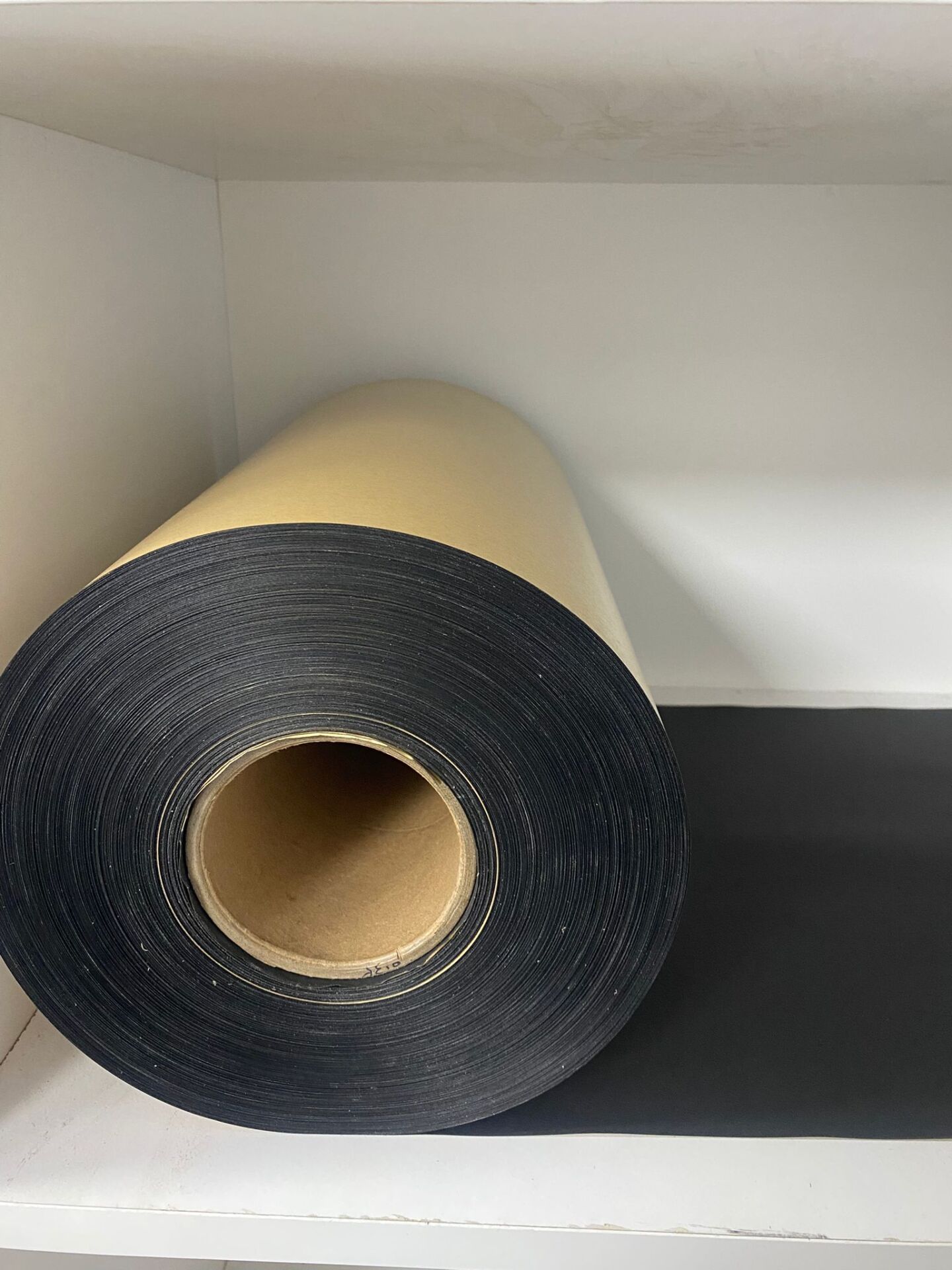 0,08 yapışkanlı siyah kraft kg.