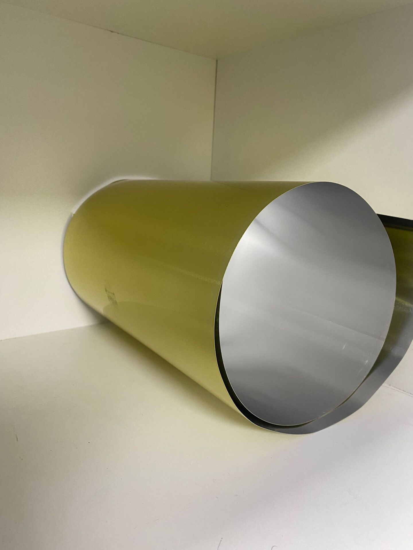 0,150 beyaz yapışkanlı alüminyum karkas en 25 boy 100